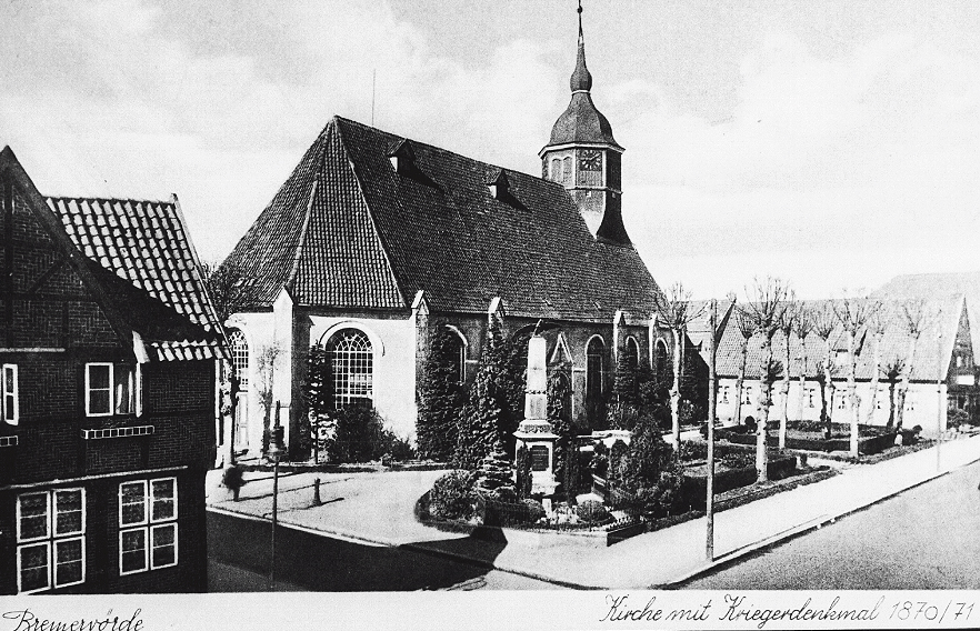 Umrahmt von Bäumen steht das Denkmal 1870/71 auf dem Vorplatz der Bremervörder Kirche.