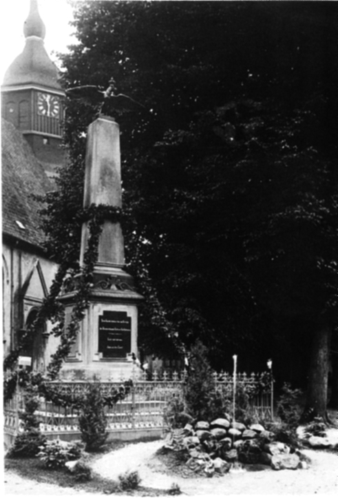 Das geschmückte Denkmal um das Jahr 1900.