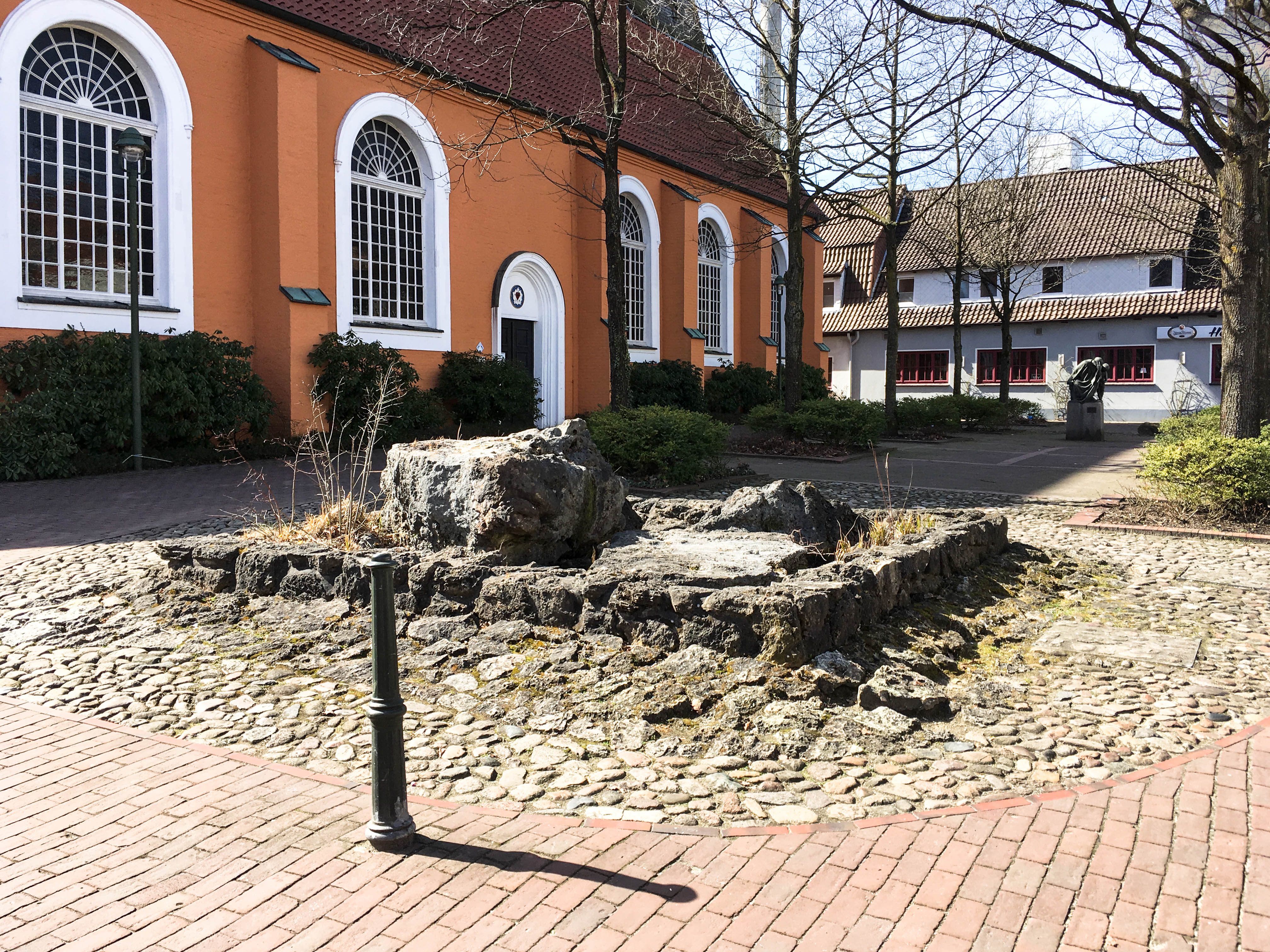 Der Brunnen auf dem Kirchenvorplatz von St. Liborius